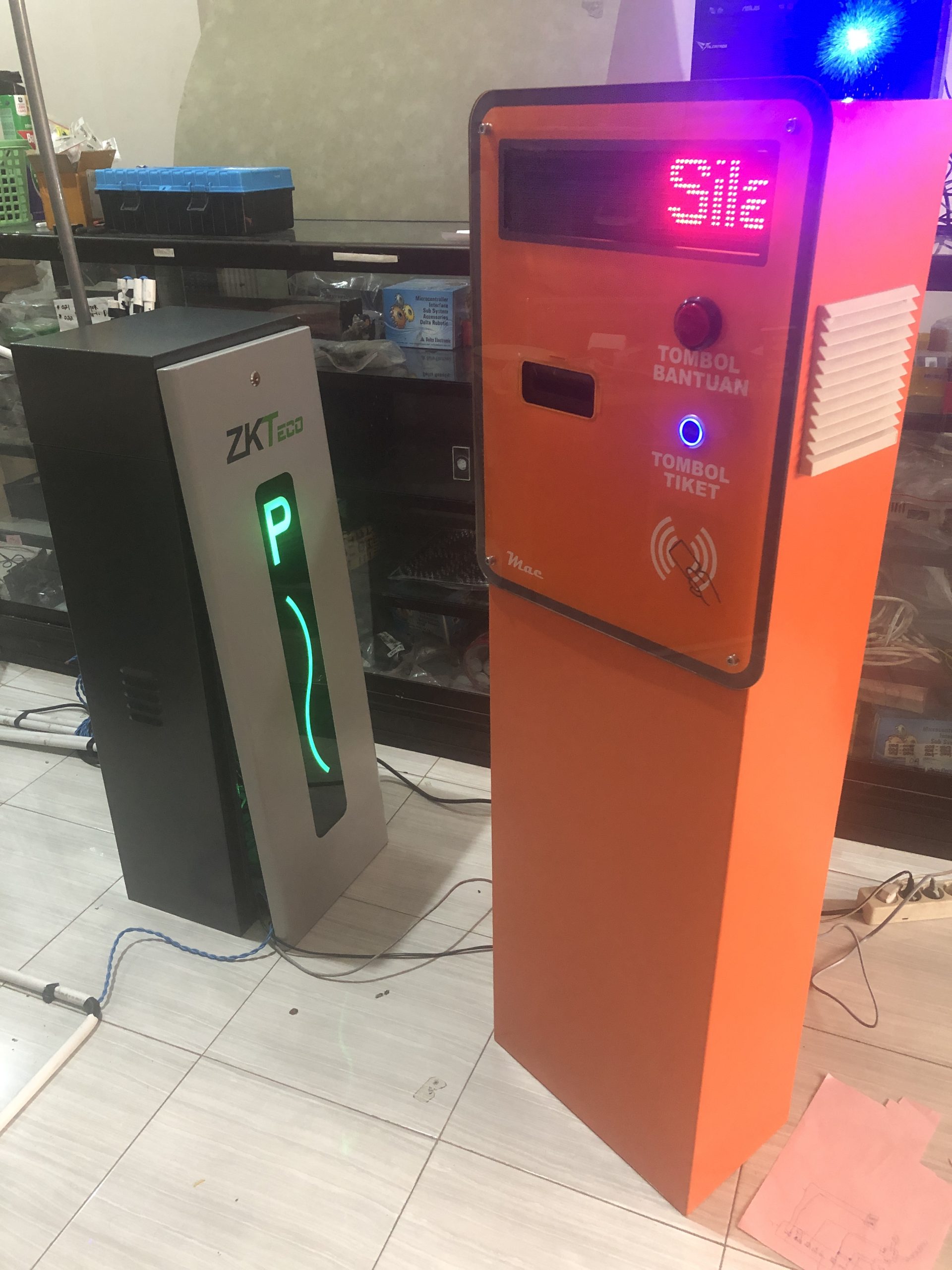 Sistem Parking Gate Otomatis Manless RFID CCTV QRIS eMoney Cloud Parking Barrier Gate Monitoring Realtime