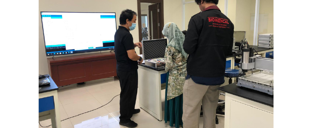 Pelatihan modul praktikum robotika dan robot arm di Universitas Airlangga oleh Delta Electronic